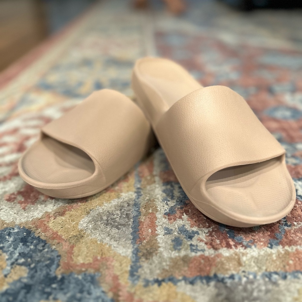Tan/nude Archie’s slides